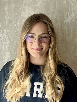 Frau  Lena Schmitz