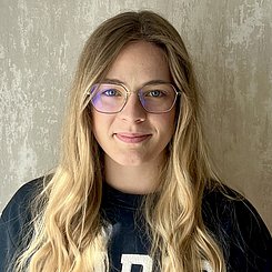 Frau  Lena Schmitz